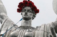 На "Родину-мать" надели венок из красных маков