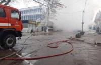 У Херсоні поліцейські та рятувальники ліквідовують наслідки російського обстрілу