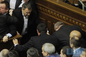 От Пшонки требуют расследовать, как регионалы били ногами оппозиционера