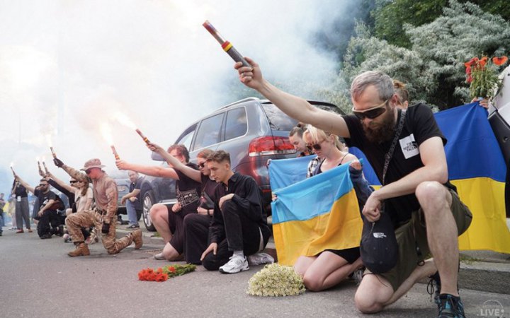 Кияни на колінах зустріли кортеж з тілом Романа Ратушного