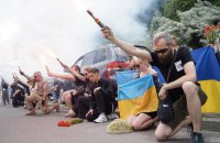 Кияни на колінах зустріли кортеж з тілом Романа Ратушного