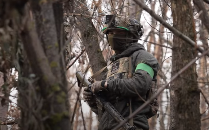 “Український свідок” показав, як бійці “Азову” боронять Серебрянський ліс на Луганщині