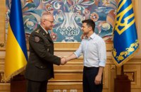Зеленский уволил Муженко и назначил начальником Генштаба участника боев за Иловайск генерала Хомчака