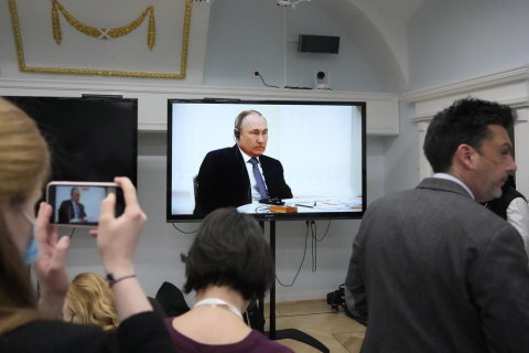 Российских чиновников, приближенных к Путину, заставляют сдавать анализ кала, - росСМИ 