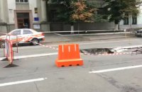 Возле Офиса президента из-за проблем с коммуникациями провалился асфальт (обновлено)