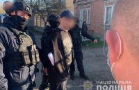 Мужчину, который топором разгромил кассы и полки АТБ в Мариуполе, арестовали без права залога