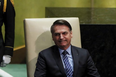 Президент Бразилии получил штраф за то, что не надел маску