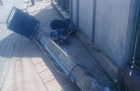 На Закарпатье лесовоз сбил бетонный столб, который упал на коляску с ребенком