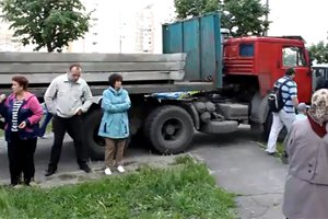 Жителям Троещины вновь пришлось защищать придомовую территорию