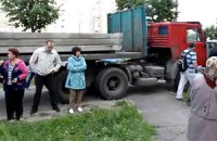 Жителям Троещины вновь пришлось защищать придомовую территорию
