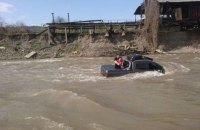 Житель Закарпатья утопил автомобиль во время мойки в речке