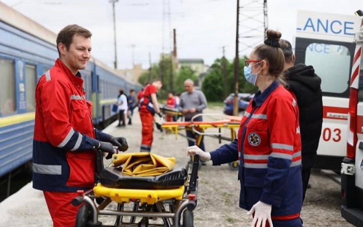 З Дніпра до Львова потягом евакуювали 20 українців, які постраждали від бойових дій 