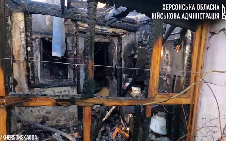 Унаслідок ворожого обстрілу Херсона загорівся приватний будинок
