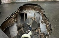 В Киеве на Малой Житомирской провалился асфальт, под которым обнаружили подвал