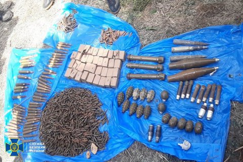 У Мар'їнці знайшли схрон бойовика "ДНР" із більш ніж 3 тис. набоїв та зброєю