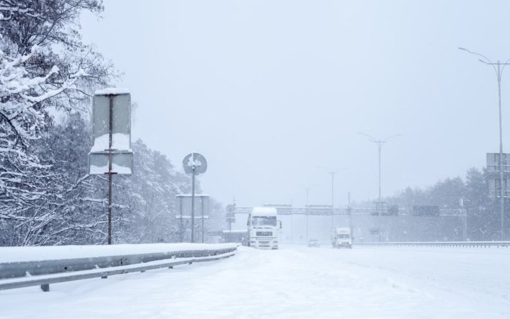 У Києві водіїв просять не виїжджати на вулиці без потреб через снігопад