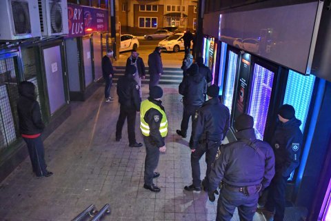 В Киеве в результате стрельбы в стриптиз-клубе пострадали трое мужчин