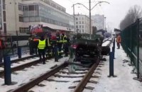 В Киеве стала линия скоростного трамвая из-за автомобиля, вылетевшего на рельсы