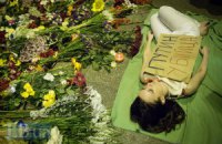 Киевляне принесли цветы к посольству Нидерландов из-за крушения Boeing 777