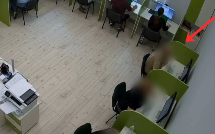 У Києві чоловік намагався скласти теоретичний іспит з водіння за допомогою смарт-окулярів