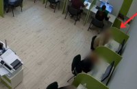 У Києві чоловік намагався скласти теоретичний іспит з водіння за допомогою смарт-окулярів