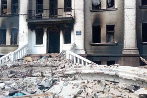 З-під завалів драмтеатру в Маріуполі врятували 130 людей, там ще може бути  "щонайменше 1300", – нардеп