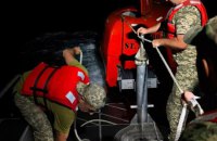 Прикордонники врятували філіппінського моряка з ураженого російським дроном судна