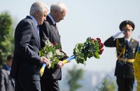Азаров почтил память героев войны