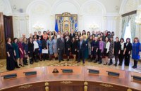 Президент з дружиною передали 500 тис. гривень на стипендії вчителям англійської мови