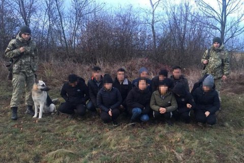 ​Житель Закарпатья пытался перевести через госграницу 12 вьетнамцев, маскируя их под диких животных