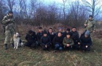 ​Житель Закарпатья пытался перевести через госграницу 12 вьетнамцев, маскируя их под диких животных