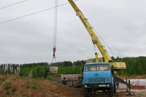 ​Под Киевом подъемный кран раздавил двух рабочих