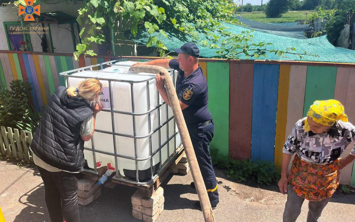 Підрив Каховської ГЕС: рятувальники показали, як підвозять воду на Нікопольщину