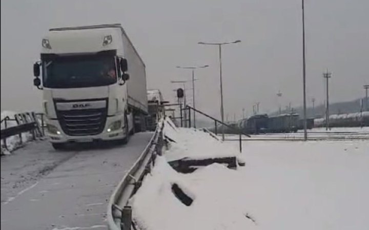 Партія українських вантажівок, які транспортували залізницею, вже у Польщі