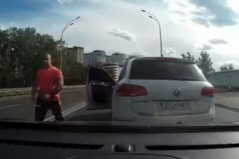 Чоловікові, який у Києві вдарив битою по голові водія, оголосили про підозру 