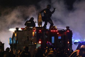 США: в охваченный беспорядками город Фергюсон войдет Нацгвардия
