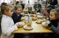 Рада приказала обеспечить детей переселенцев бесплатным питанием в школах и вузах