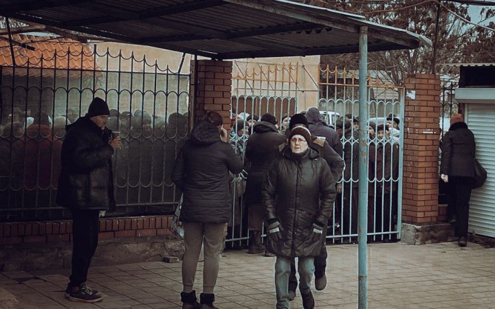 У Маріуполі шукають робітників рити окопи у Бердянську