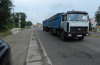 На трассе Львов-Тернополь из движущейся фуры украли 50-литровые бочки с квасом