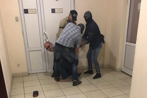 В здании АМКУ задержали владельца дорожной фирмы "Полтавабудцентр"