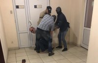 У будівлі АМКУ затримали власника дорожньої фірми "Полтавабудцентр"