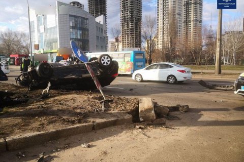 ​В Киеве на Шухевича столкнулись две легковушки, одна перевернулась