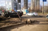 ​В Киеве на Шухевича столкнулись две легковушки, одна перевернулась