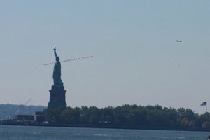 Выходец из СССР в США нанял самолет, чтобы попросить Ромни о помощи