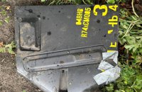У Києві уламки російського безпілотника впали біля школи
