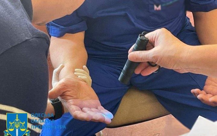 В Одесі лікаря та завідувача відділенням викрили на вимагання $1200 за проведення безкоштовної операції переселенцю
