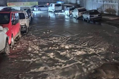 В Киеве ликвидируют шлаковыброс во дворе незаконного жилого комплекса 