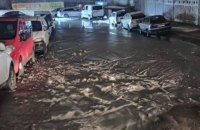 В Киеве ликвидируют шлаковыброс во дворе незаконного жилого комплекса 