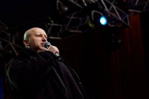 На сцені поранили Турчинова