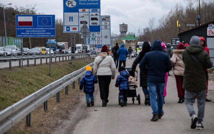 Близько половини працевлаштованих у Польщі та Німеччині українських біженців хочуть залишитись там після війни, - дослідження